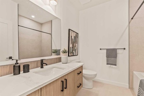 2-8916 33 Avenue Nw, Calgary, AB - Indoor Photo Showing Bathroom