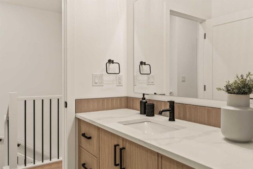 2-8916 33 Avenue Nw, Calgary, AB - Indoor Photo Showing Bathroom