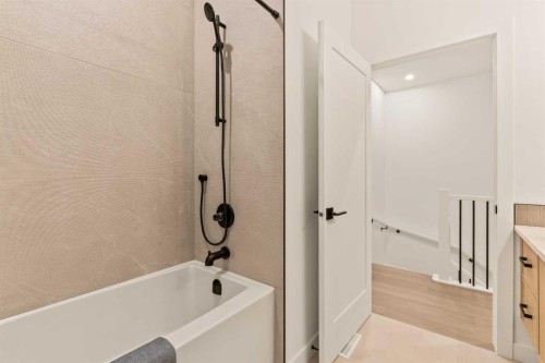 2-8916 33 Avenue Nw, Calgary, AB - Indoor Photo Showing Bathroom