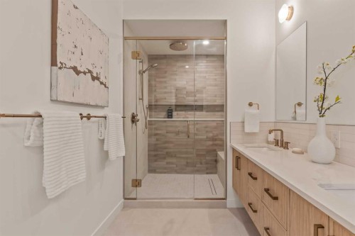 2-8916 33 Avenue Nw, Calgary, AB - Indoor Photo Showing Bathroom
