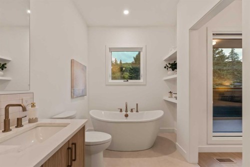 2-8916 33 Avenue Nw, Calgary, AB - Indoor Photo Showing Bathroom