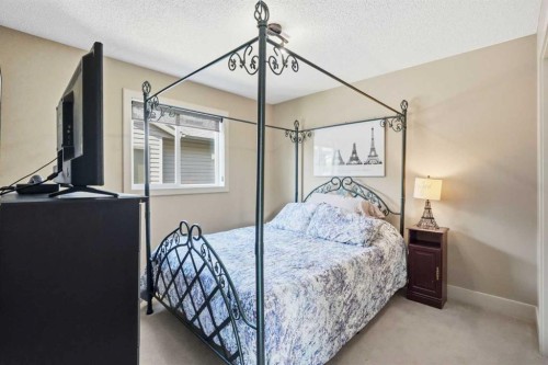 260 Willow Ridge Manor Sw, Diamond Valley, AB - Indoor Photo Showing Bedroom