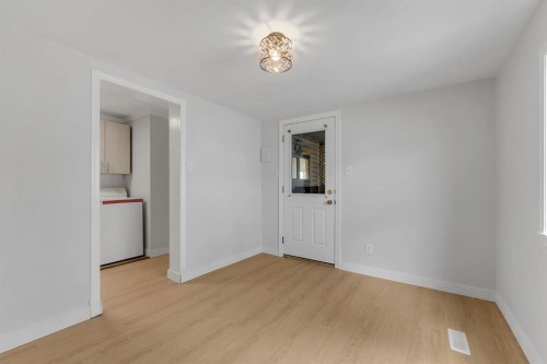 3223 83 Street Nw, Calgary, AB 