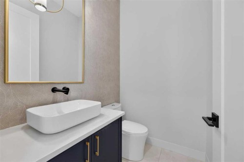 924 33A Street Nw, Calgary, AB - Indoor Photo Showing Bathroom