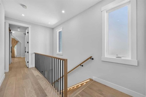 924 33A Street Nw, Calgary, AB - Indoor Photo Showing Other Room