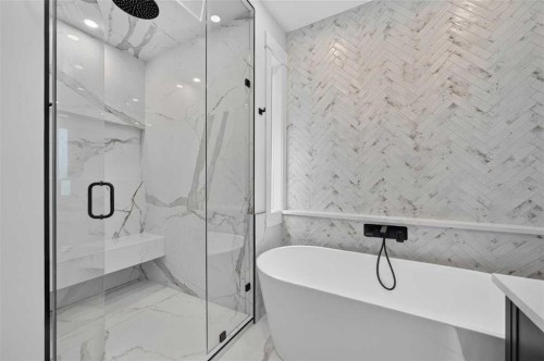 924 33A Street Nw, Calgary, AB - Indoor Photo Showing Bathroom
