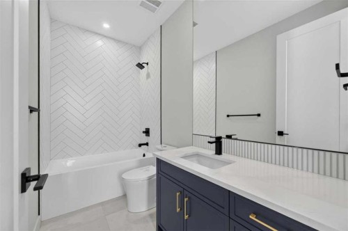 924 33A Street Nw, Calgary, AB - Indoor Photo Showing Bathroom