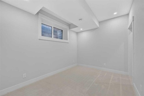 924 33A Street Nw, Calgary, AB - Indoor Photo Showing Other Room