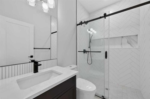 924 33A Street Nw, Calgary, AB - Indoor Photo Showing Bathroom