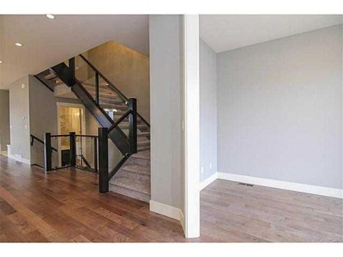 532 22 Avenue Ne, Calgary, AB - Indoor Photo Showing Other Room