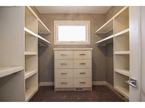 532 22 Avenue Ne, Calgary, AB - Indoor With Storage