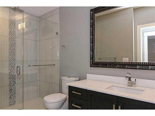 532 22 Avenue Ne, Calgary, AB - Indoor Photo Showing Bathroom