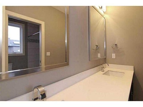 532 22 Avenue Ne, Calgary, AB - Indoor Photo Showing Bathroom