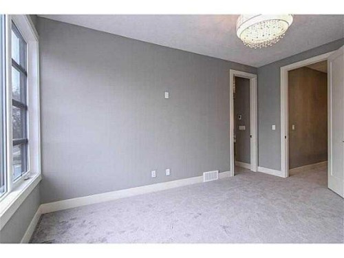 532 22 Avenue Ne, Calgary, AB - Indoor Photo Showing Other Room