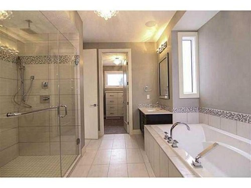 532 22 Avenue Ne, Calgary, AB - Indoor Photo Showing Bathroom