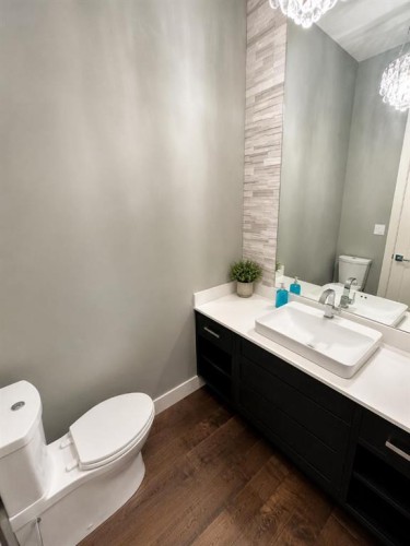 532 22 Avenue Ne, Calgary, AB - Indoor Photo Showing Bathroom