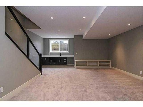 532 22 Avenue Ne, Calgary, AB - Indoor Photo Showing Other Room