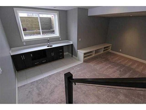 532 22 Avenue Ne, Calgary, AB - Indoor Photo Showing Other Room