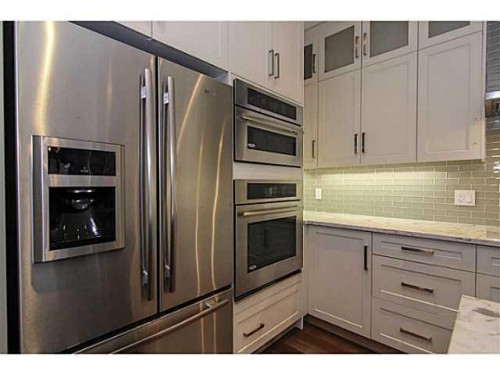 532 22 Avenue Ne, Calgary, AB - Indoor Photo Showing Kitchen