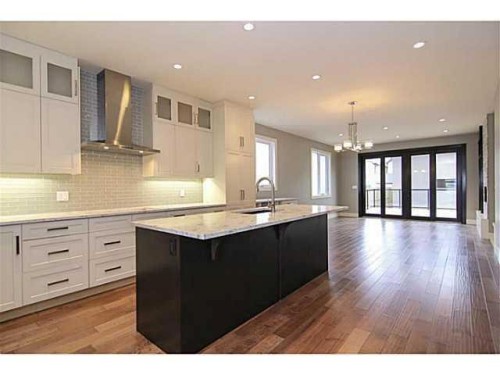 532 22 Avenue Ne, Calgary, AB - Indoor Photo Showing Kitchen With Upgraded Kitchen