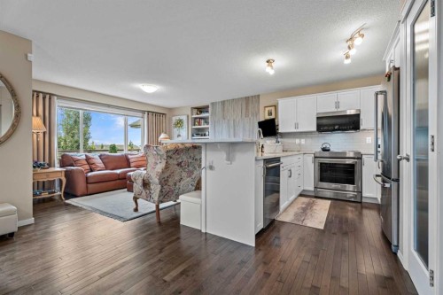 241 Sunset Heights, Cochrane, AB - Indoor Photo Showing Kitchen