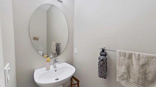 39 Sunrise View, Cochrane, AB - Indoor Photo Showing Bathroom