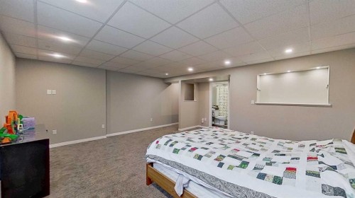 39 Sunrise View, Cochrane, AB - Indoor Photo Showing Bedroom