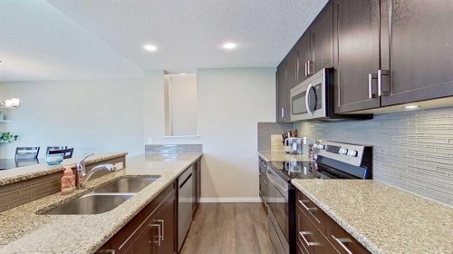 39 Sunrise View, Cochrane, AB - Indoor Photo Showing Kitchen With Double Sink With Upgraded Kitchen