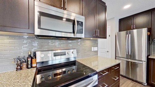 39 Sunrise View, Cochrane, AB - Indoor Photo Showing Kitchen