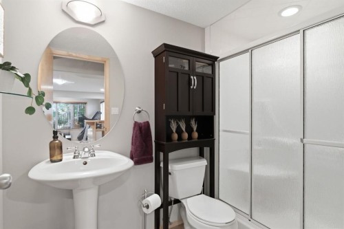 132 Coopers Heights Sw, Airdrie, AB - Indoor Photo Showing Bathroom