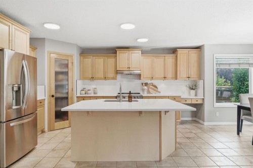 132 Coopers Heights Sw, Airdrie, AB - Indoor Photo Showing Kitchen