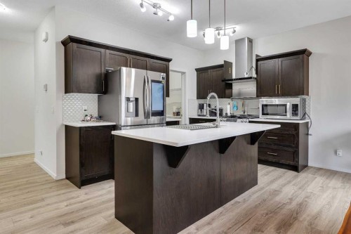 262 Hillcrest Heights Sw, Airdrie, AB - Indoor Photo Showing Kitchen With Upgraded Kitchen