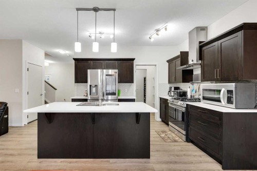 262 Hillcrest Heights Sw, Airdrie, AB - Indoor Photo Showing Kitchen With Upgraded Kitchen