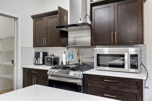 262 Hillcrest Heights Sw, Airdrie, AB - Indoor Photo Showing Kitchen