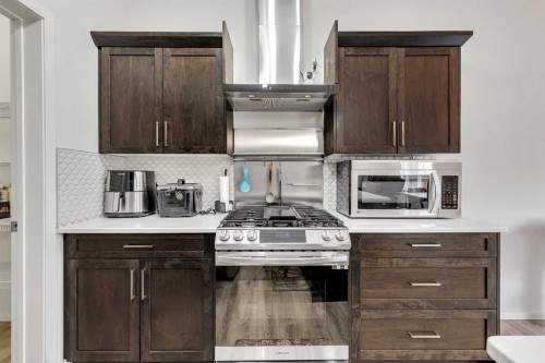 262 Hillcrest Heights Sw, Airdrie, AB - Indoor Photo Showing Kitchen