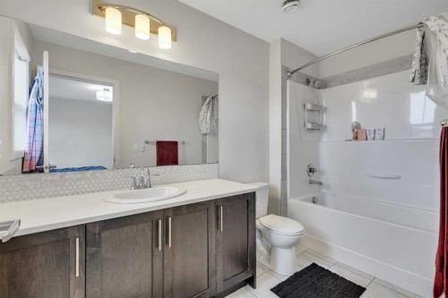 262 Hillcrest Heights Sw, Airdrie, AB - Indoor Photo Showing Bathroom