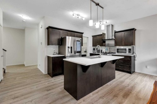 262 Hillcrest Heights Sw, Airdrie, AB - Indoor Photo Showing Kitchen With Upgraded Kitchen