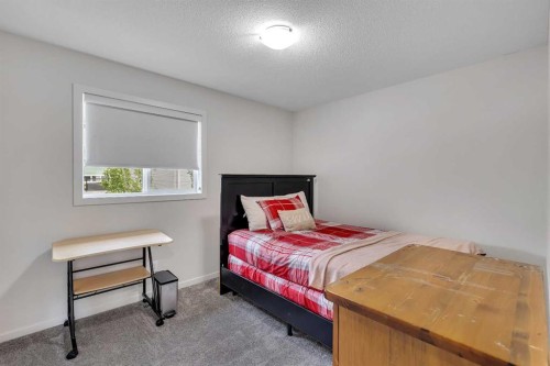 262 Hillcrest Heights Sw, Airdrie, AB - Indoor Photo Showing Bedroom