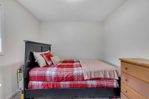 262 Hillcrest Heights Sw, Airdrie, AB - Indoor Photo Showing Bedroom