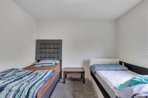 262 Hillcrest Heights Sw, Airdrie, AB - Indoor Photo Showing Bedroom
