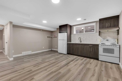 262 Hillcrest Heights Sw, Airdrie, AB - Indoor Photo Showing Kitchen