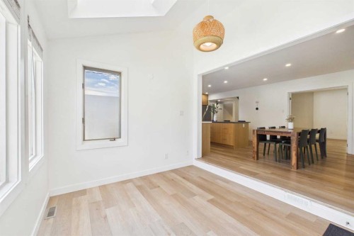 416 Thornhill Place Nw, Calgary, AB - Indoor