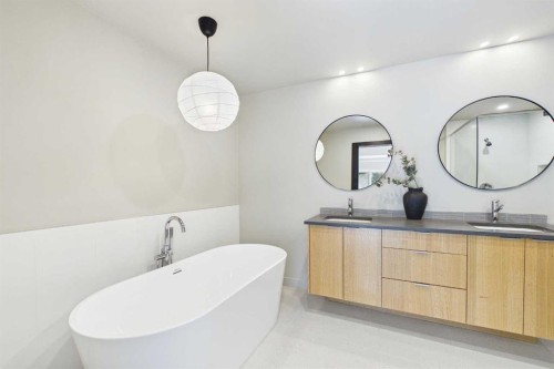 416 Thornhill Place Nw, Calgary, AB - Indoor Photo Showing Bathroom