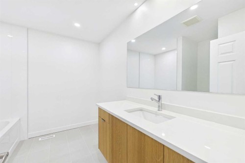 416 Thornhill Place Nw, Calgary, AB - Indoor Photo Showing Bathroom