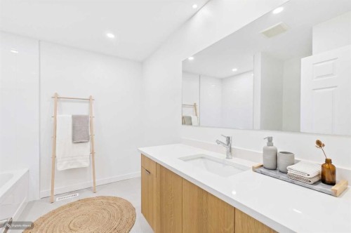 416 Thornhill Place Nw, Calgary, AB - Indoor Photo Showing Bathroom