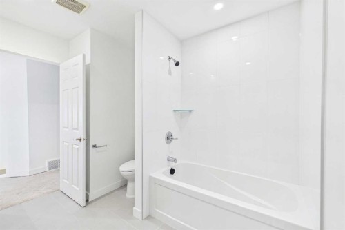 416 Thornhill Place Nw, Calgary, AB - Indoor Photo Showing Bathroom