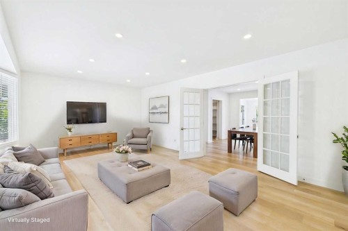416 Thornhill Place Nw, Calgary, AB - Indoor Photo Showing Living Room
