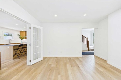 416 Thornhill Place Nw, Calgary, AB - Indoor Photo Showing Other Room