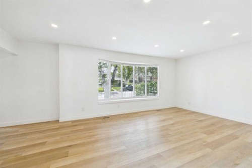 416 Thornhill Place Nw, Calgary, AB - Indoor Photo Showing Other Room