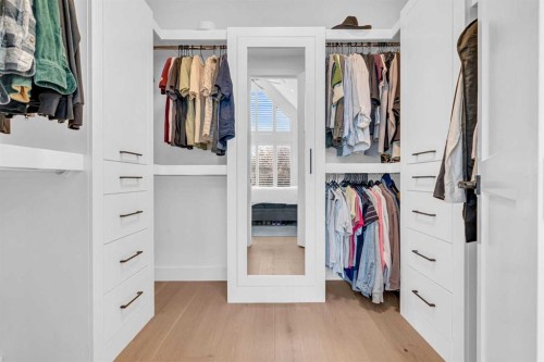 2032 37 Avenue Sw, Calgary, AB - Indoor With Storage